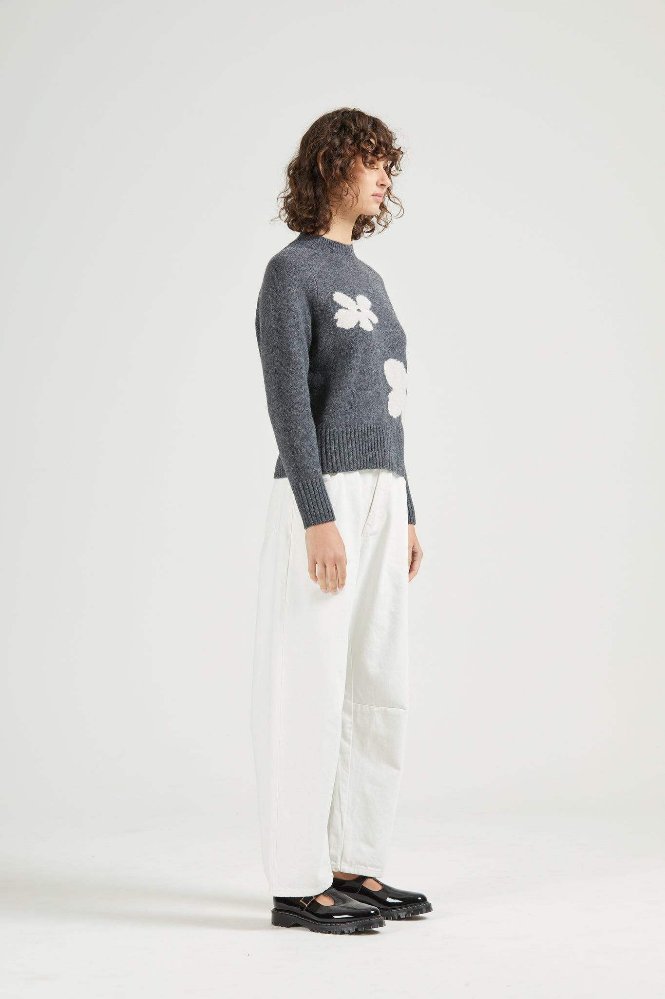 Flower Saddle Neck, Cropped, Charcoal